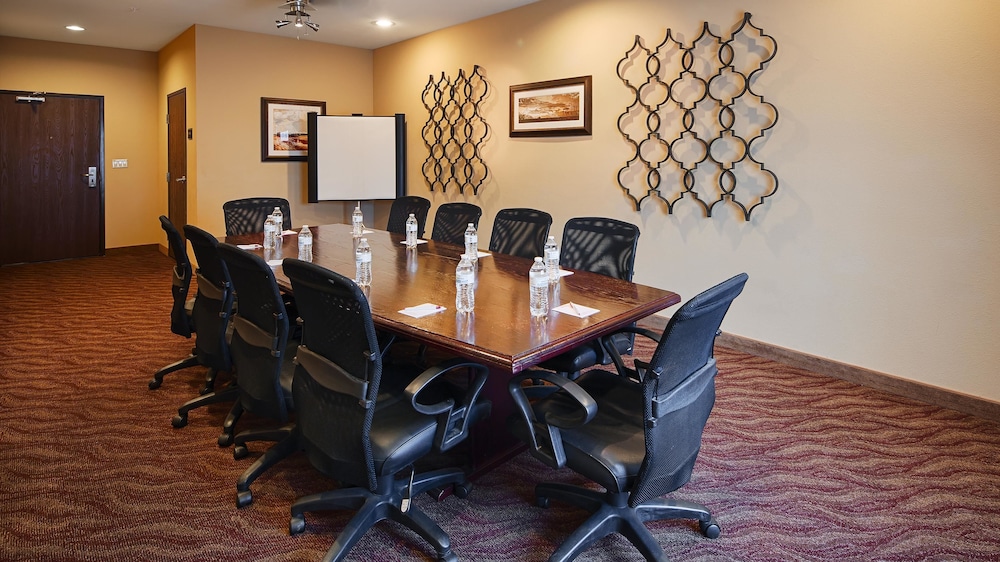 Best Western Plus Burleson Inn & Suites 29/32