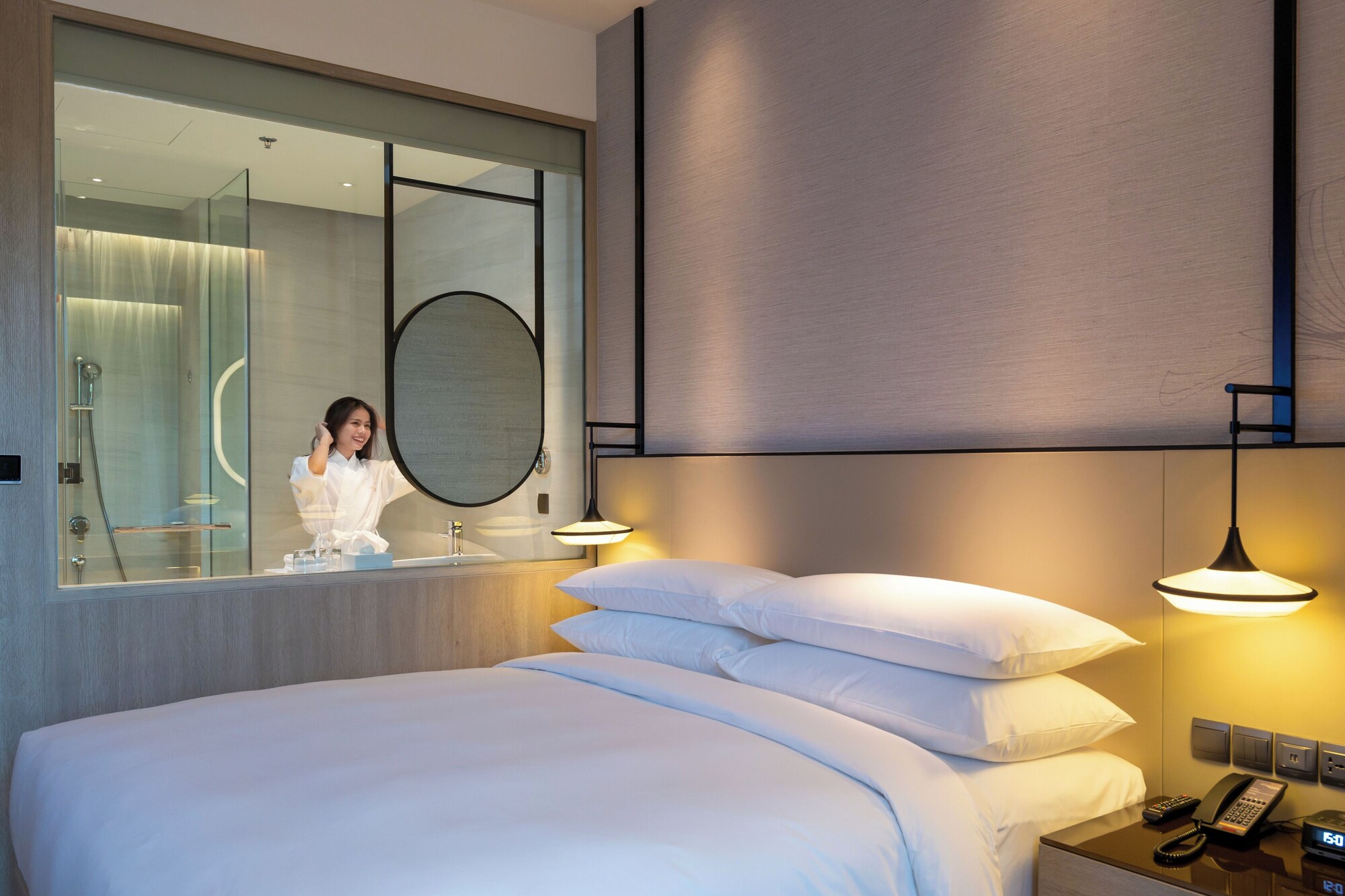 غرفة ديلوكس بسرير كينج بشرفة، Courtyard by Marriott Bangkok Suvarnabhumi Airport 3/7