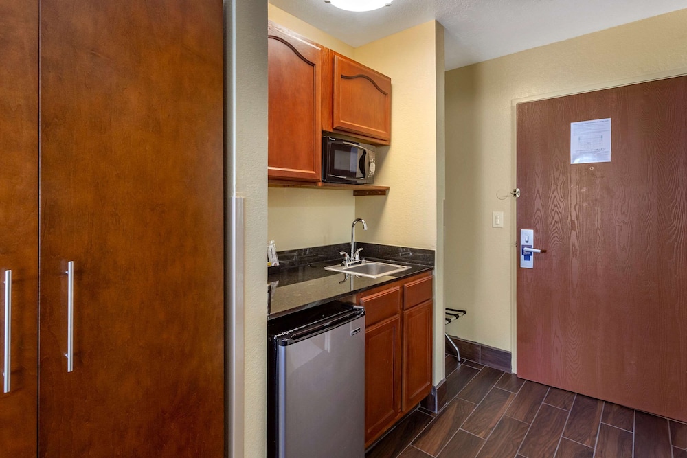 Comfort Inn and Suites North Aurora Naperville 49/50