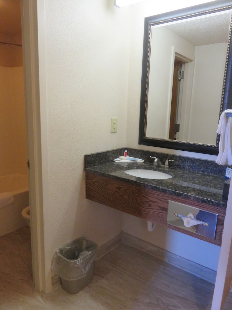 Baymont By Wyndham Fargo 49/50