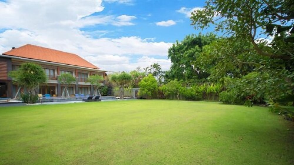 Kubu Cempaka Seminyak Hotel 56/62