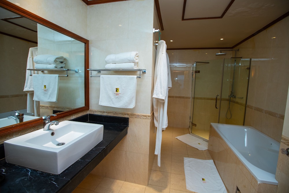 Gold Crest Hotel 48/49