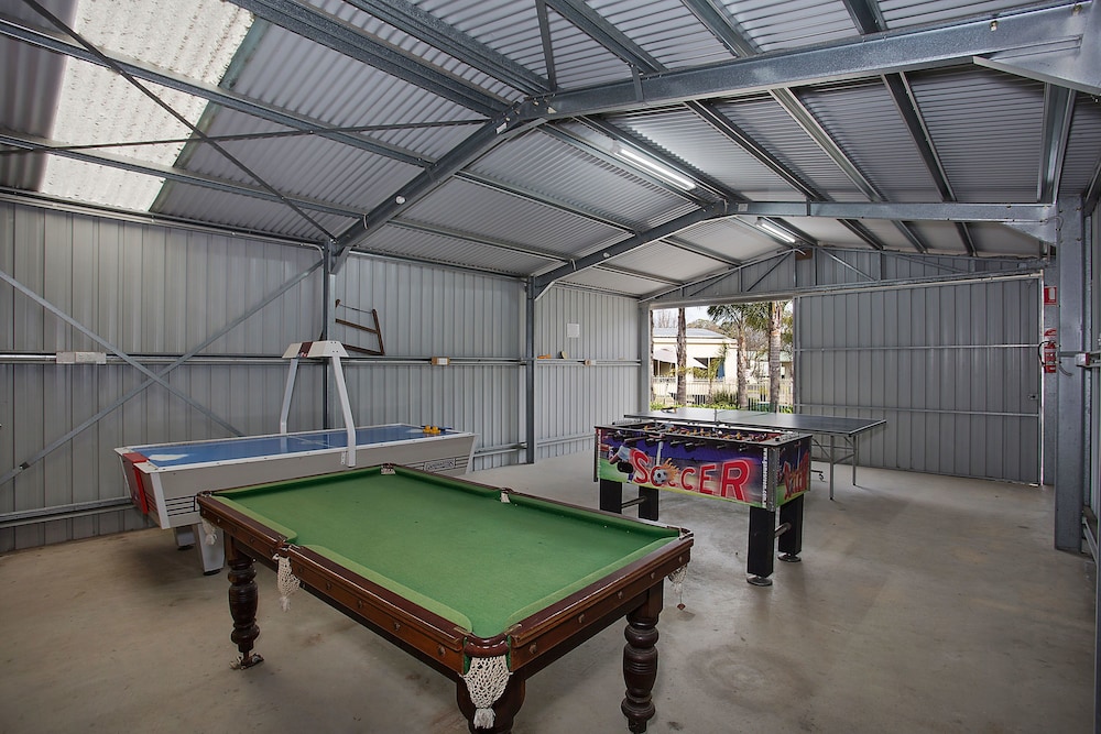 LAKE HAMILTON MOTOR VILLAGE AND CARAVAN PARK 16/50