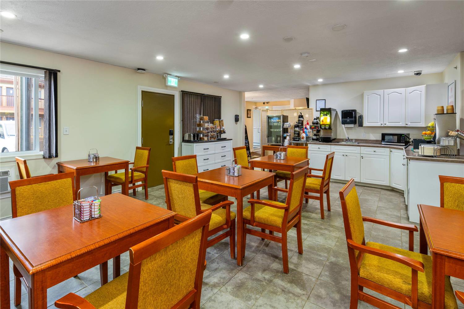Econo Lodge Inn & Suites High Level, AB 21/29