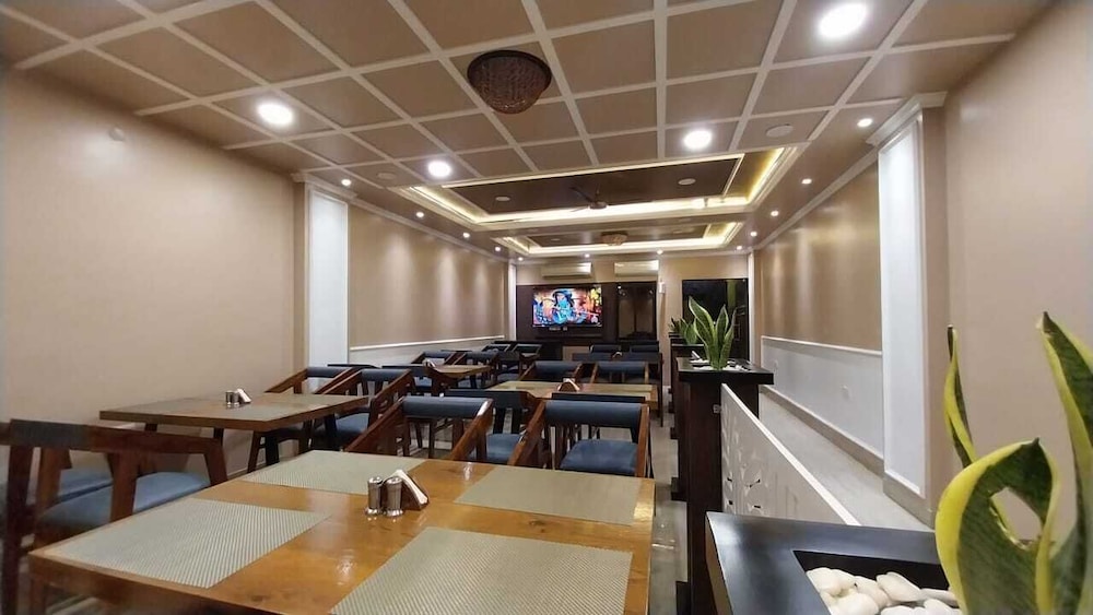 Hotel Prabhat 42/50