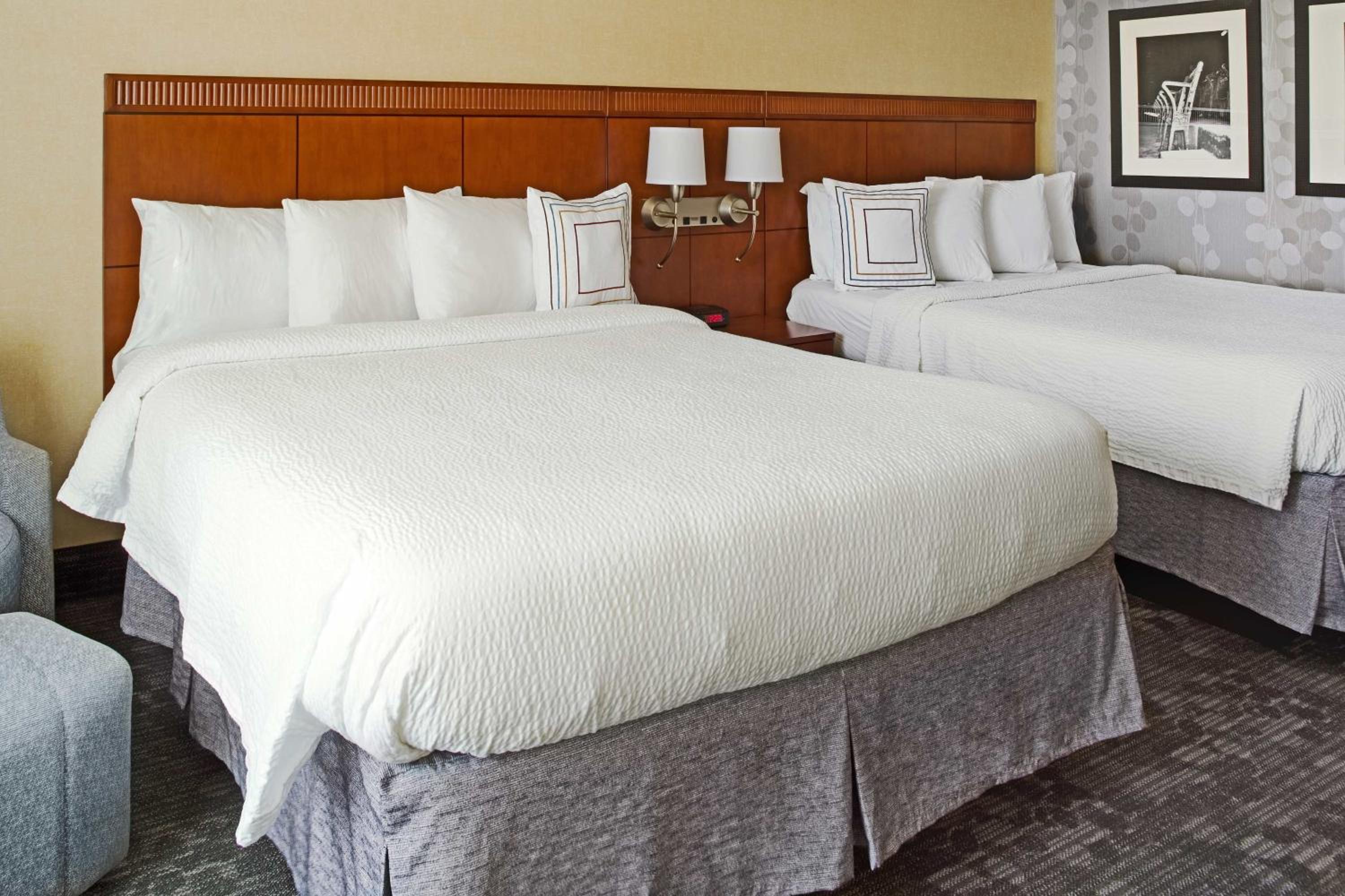 Room, 2 Queen Beds, Street View