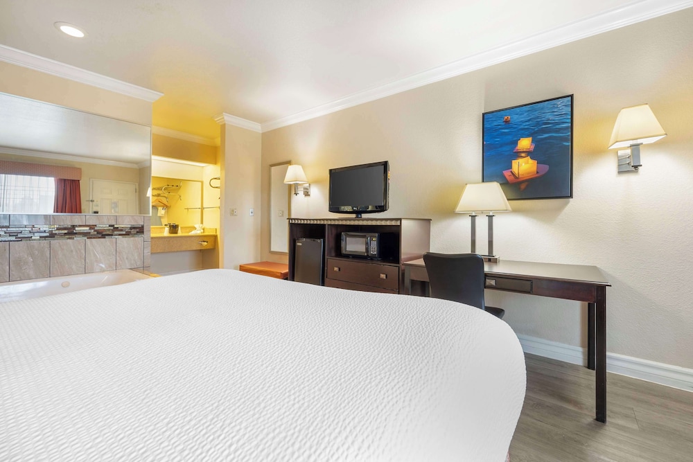 Standard, King Bed, Jetted Tub