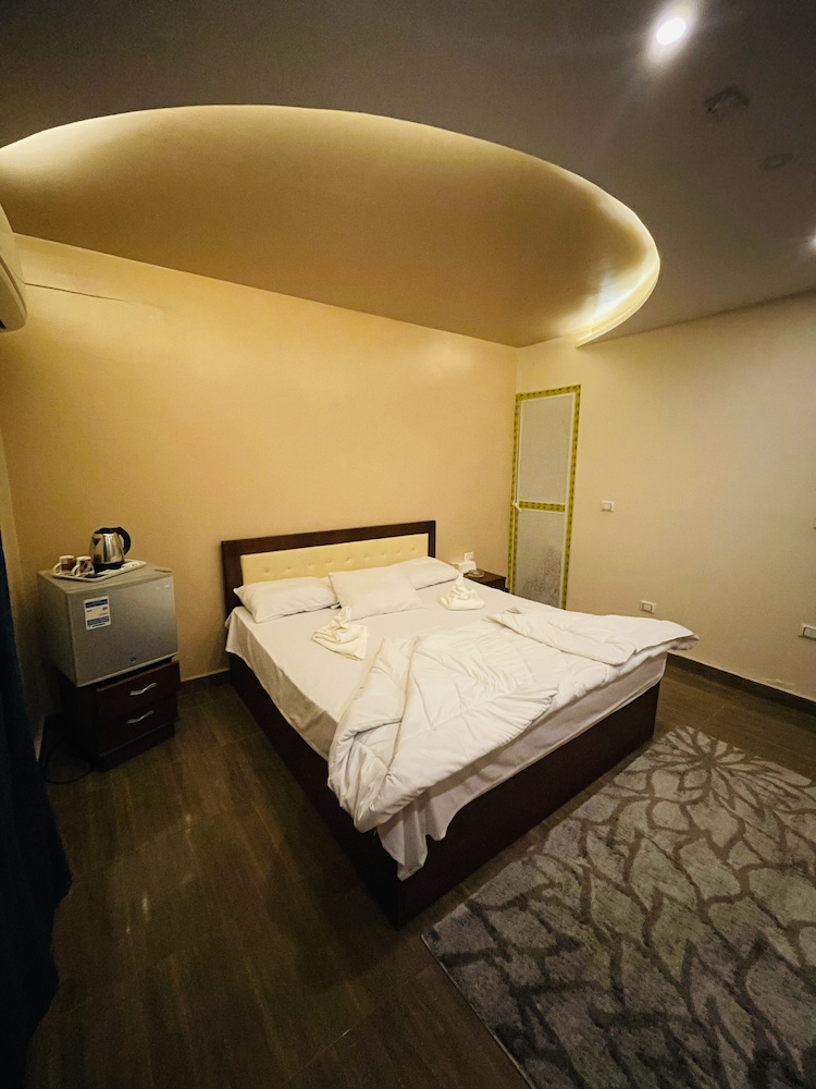 Three Giza Pyramids Inn 21/65