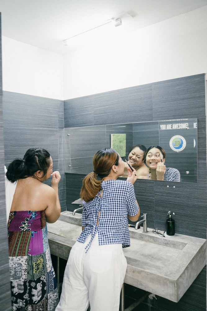 HQ HOSTEL SILOM 6/49