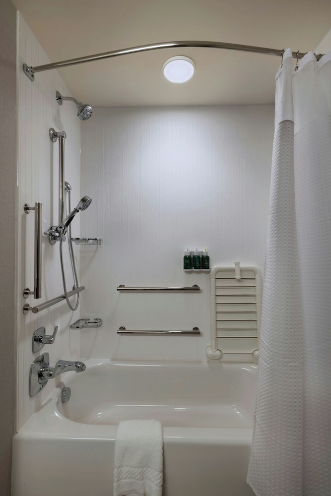 غرفة بسريرين كوين لذوي الإعاقة، Courtyard St. Louis Brentwood 5/8