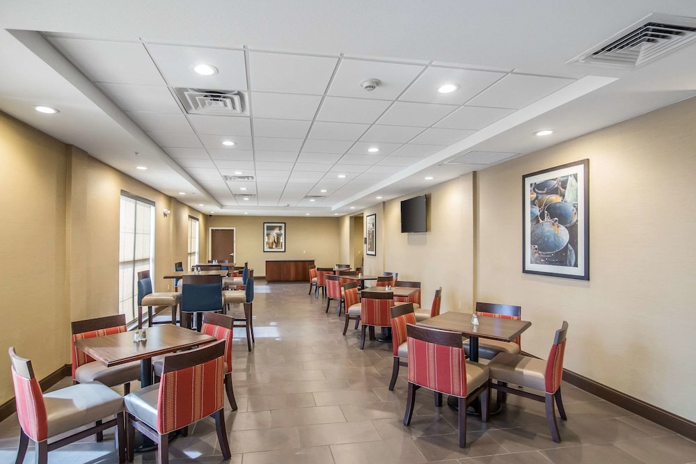 Comfort Suites Dodge City, KS 33/39