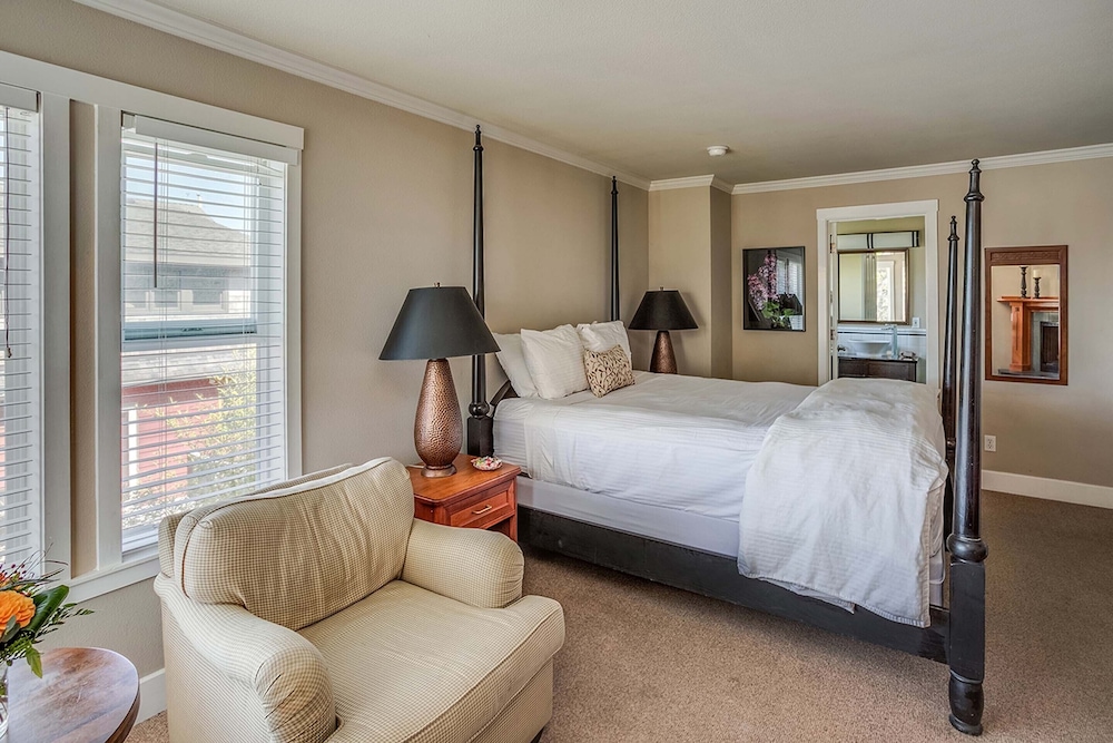 Courtyard, Classic, King Bed, Pet Friendly
