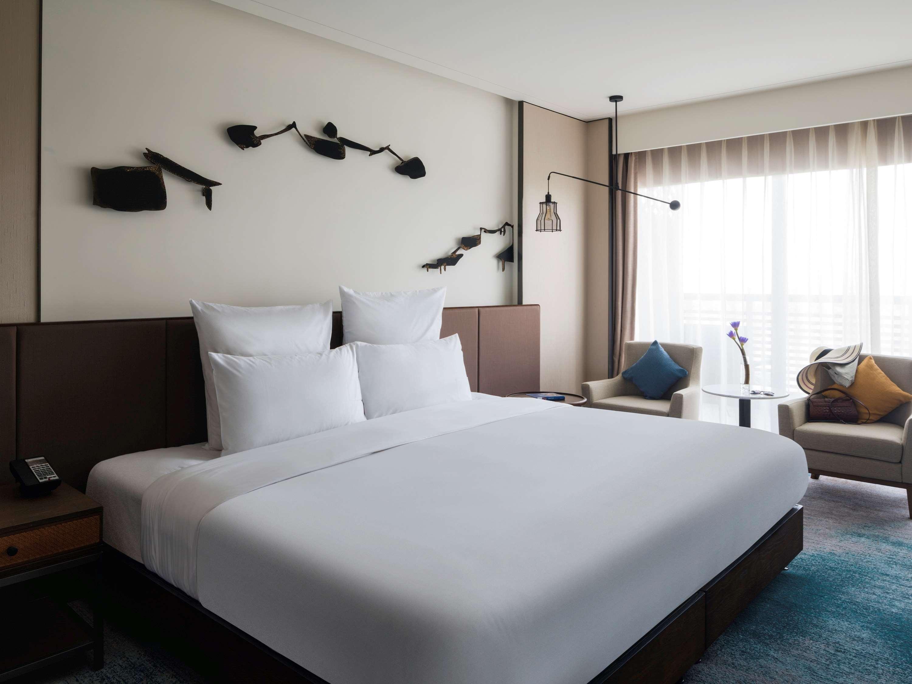 DELUXE, SUITE, KING BED, LAKE OR PARK VIEW, LOUNGE ACCESS