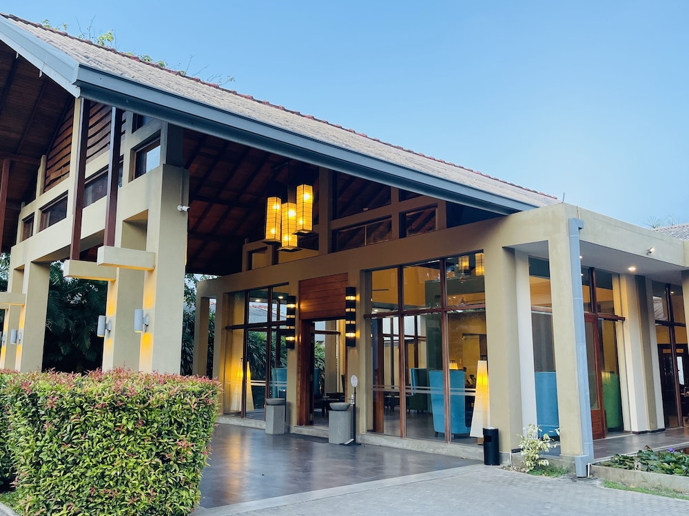 Chaarya Resort Spa By Chandrika 10/60