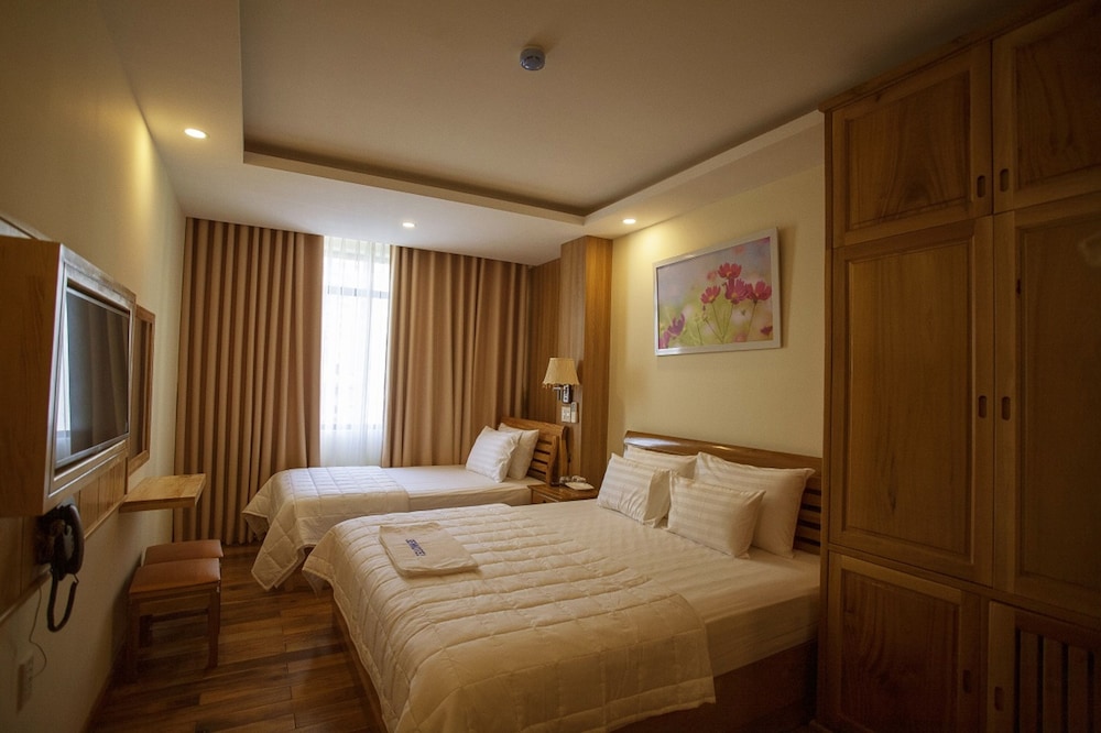 DELUXE, DOUBLE OR TWIN BED
