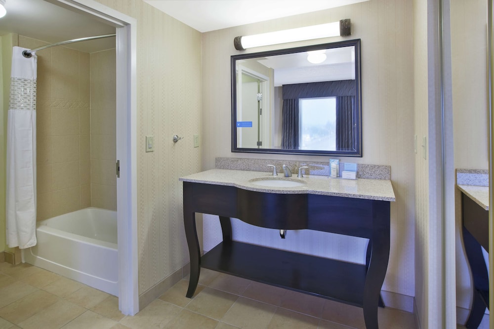 Hampton Inn Suites Plattsburgh 25/47
