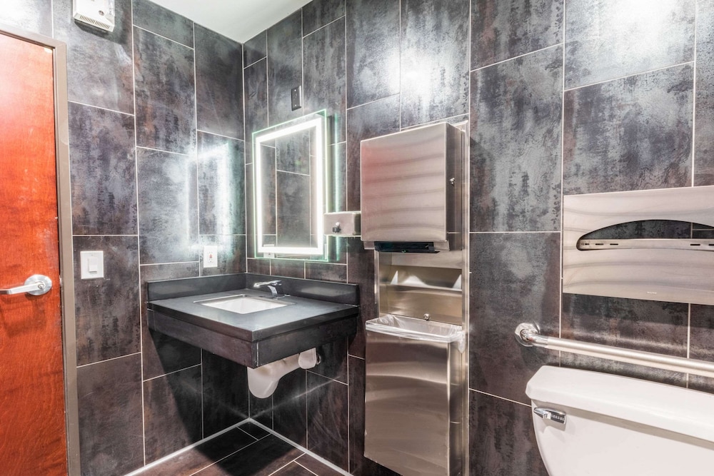 Quality Inn & Suites Sacramento 24/46