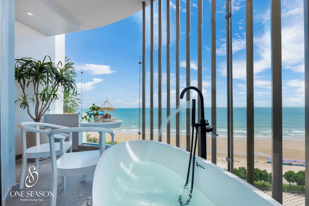 Ngoc Hanh Beach Hotel 49/75
