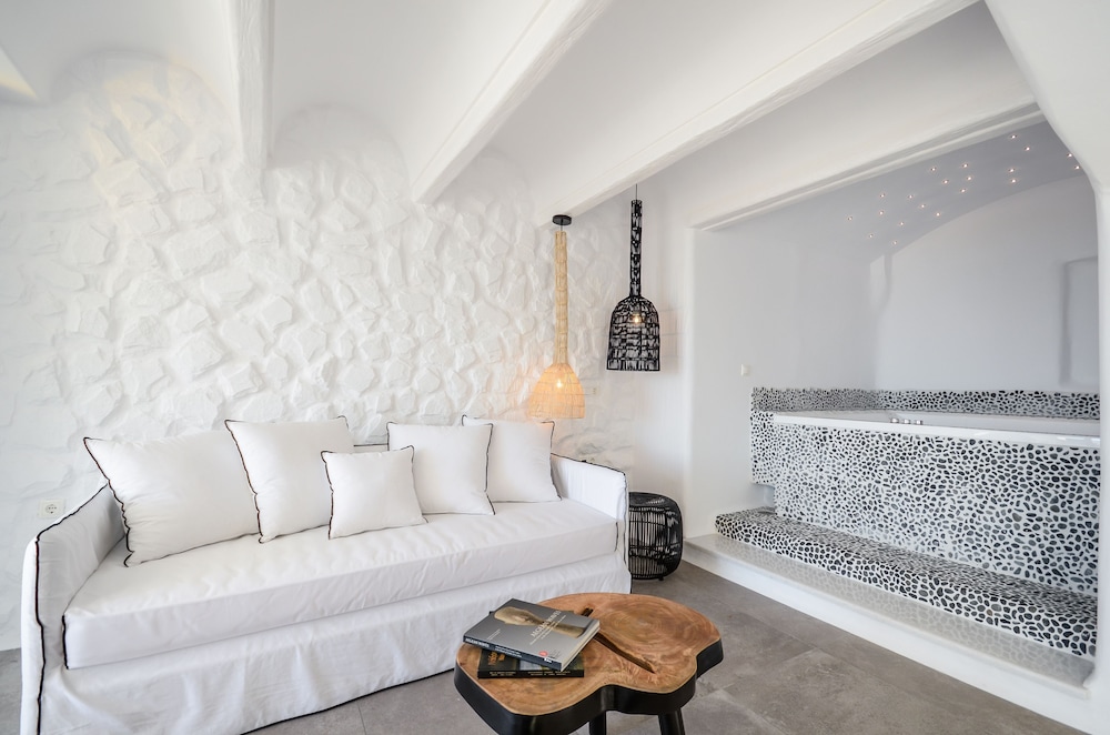 Cyano Suites 19/25