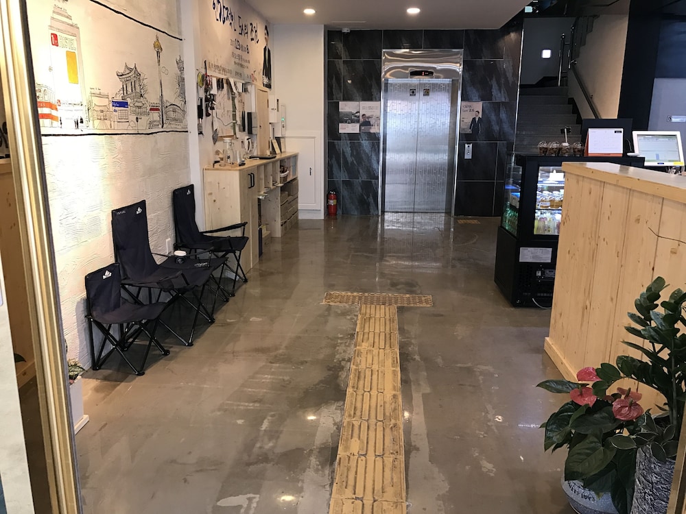 1% Hostel 8/59