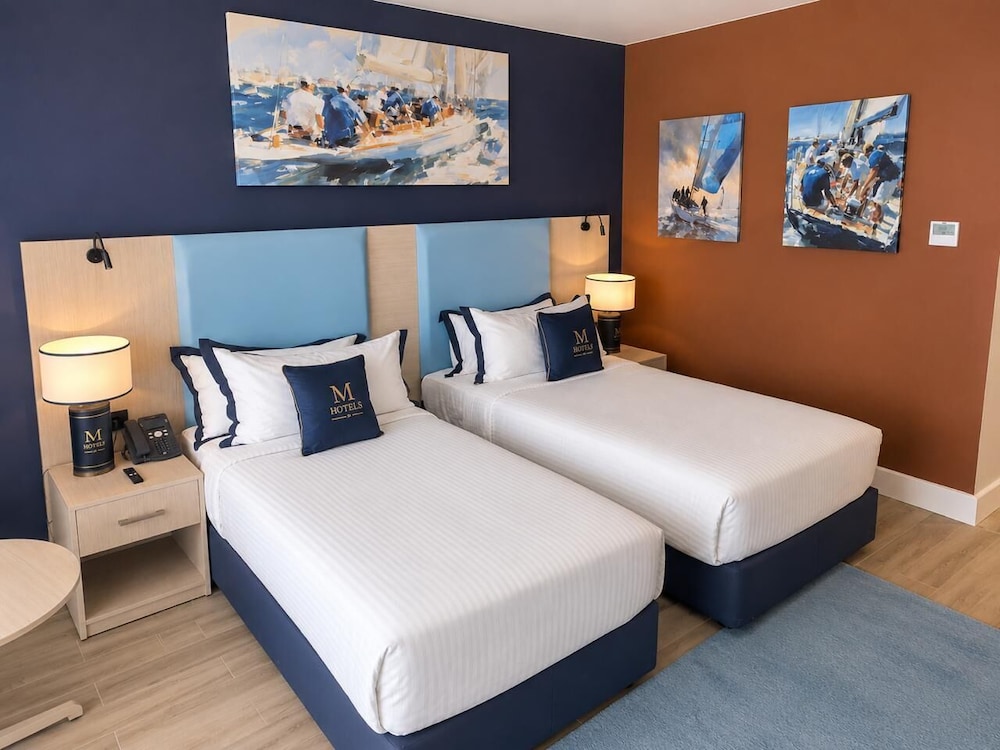 غرفة تنفيذية بسريرين منفصلين بإطلالة على البحر، M Hotels at Porto Marina 3/4