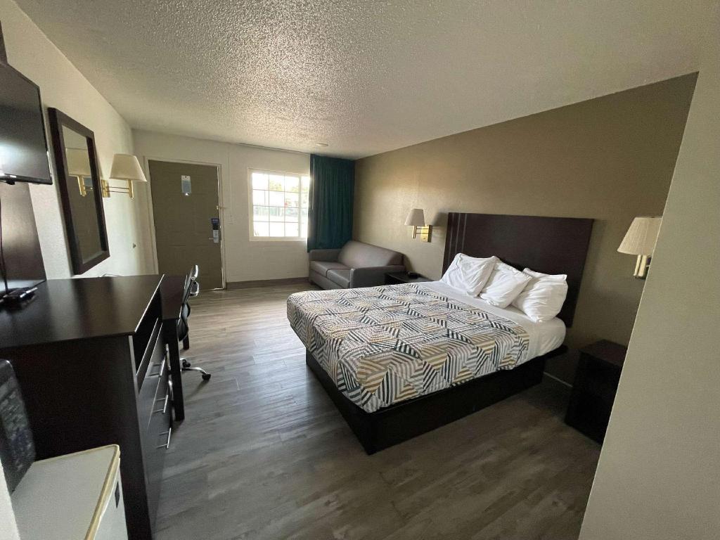 1 Queen Bed - Non-Smoking, Micfridge, Sofa-Bed