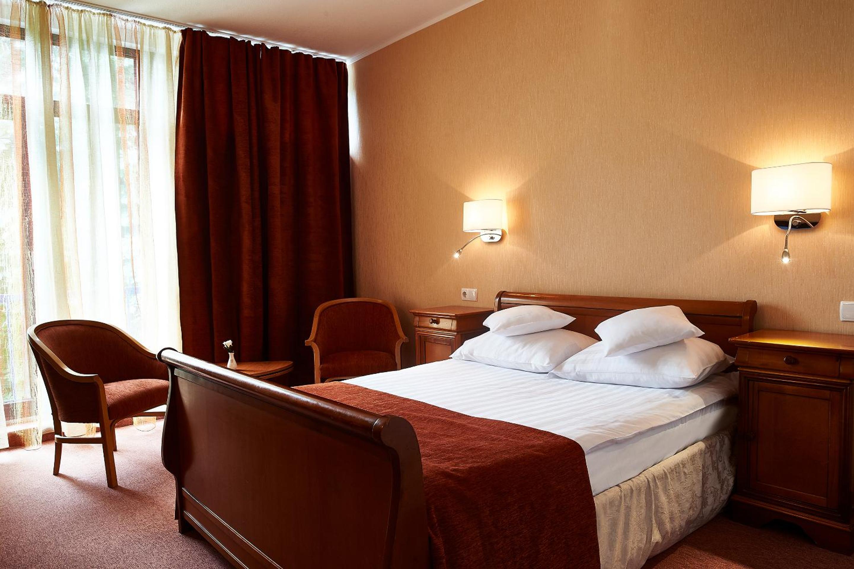جناح، Continental Hotel 4/8