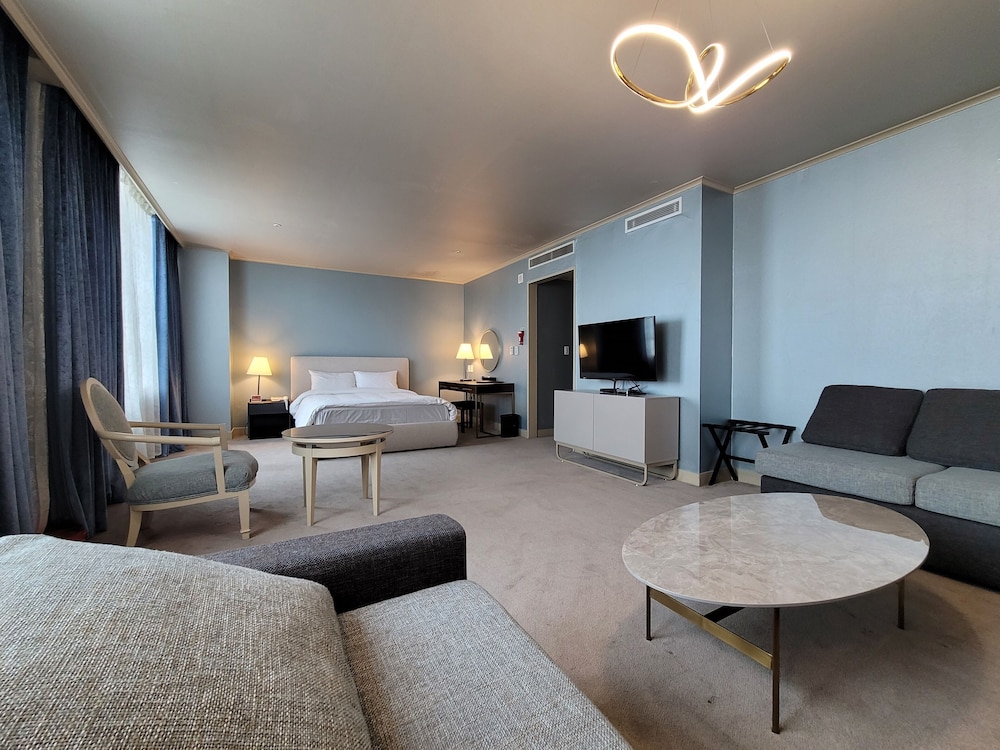 Queen Vell Hotel Wedding 44/63