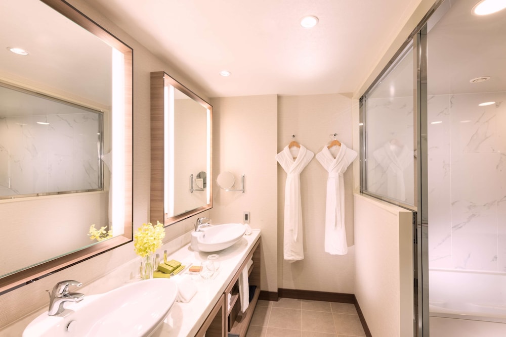 DoubleTree by Hilton Okinawa Chatan Resort 12/73