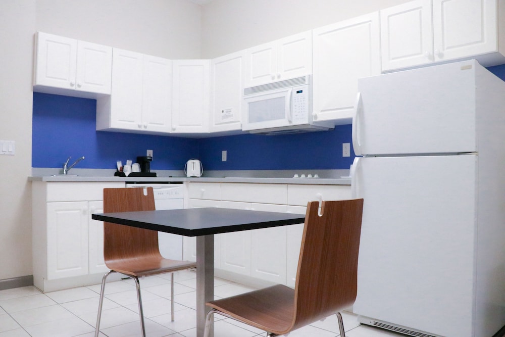 Days Inn Suites By Wyndham Fort Myers Near Jetblue Park 35/43