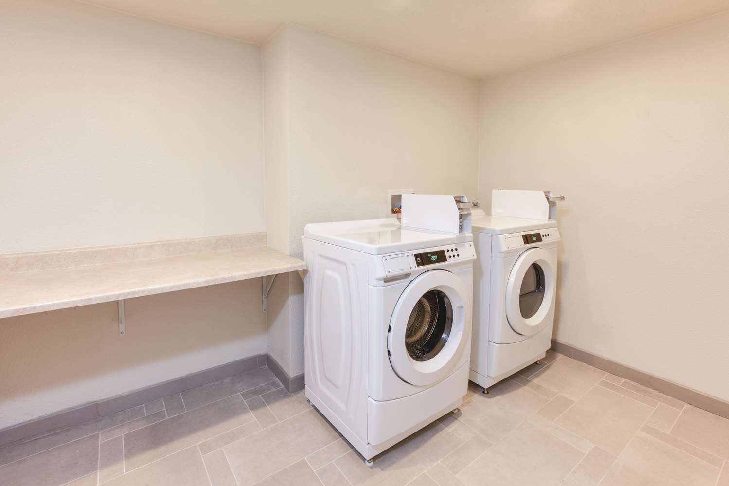La Quinta Inn & Suites by Wyndham Philadelphia Airport 19/49