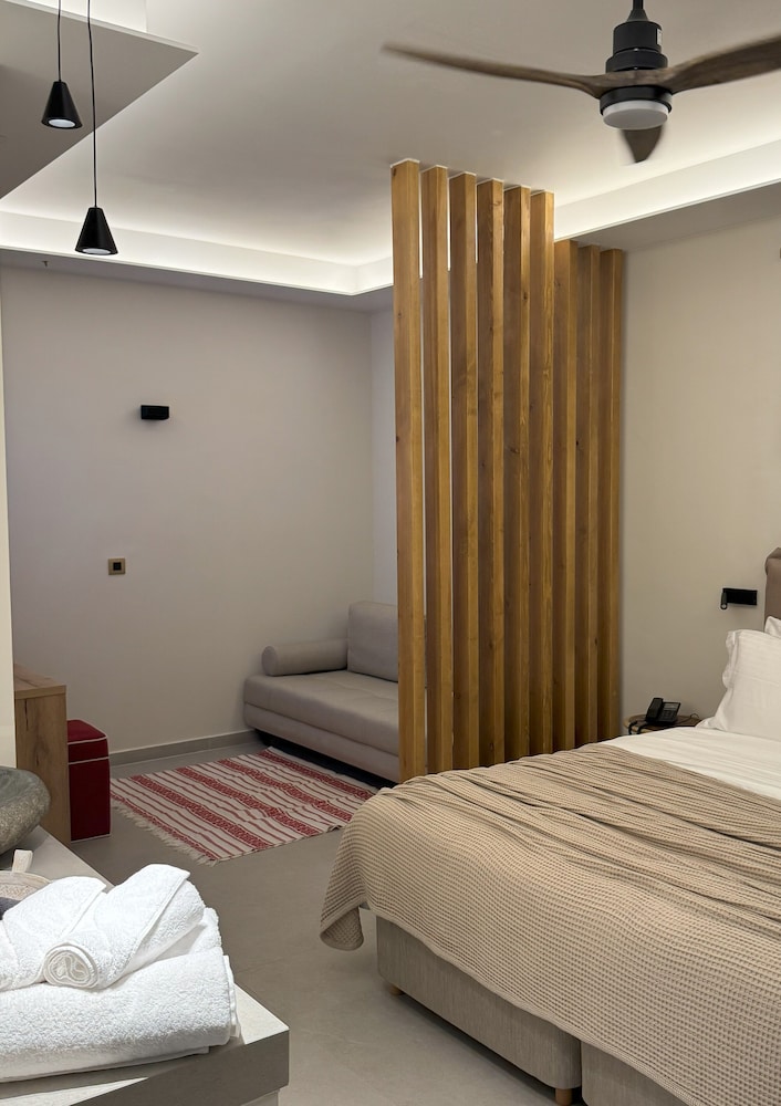 غرفة تنفيذية بسرير مزدوج بإطلالة جزئية على البحر، The Noverian Antama Organic Beach Resort Chania 3/10