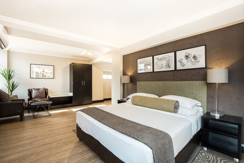 DELUXE, KING BED, SIDE VIEW