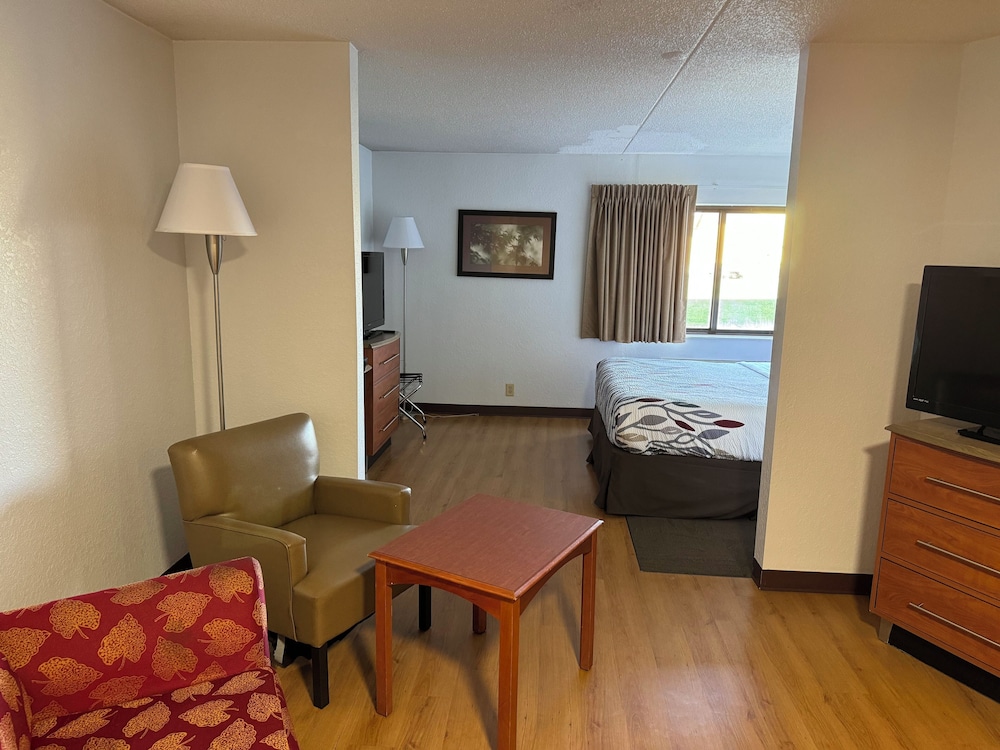 Red Roof Inn and Suites Cleveland - Elyria 51/64