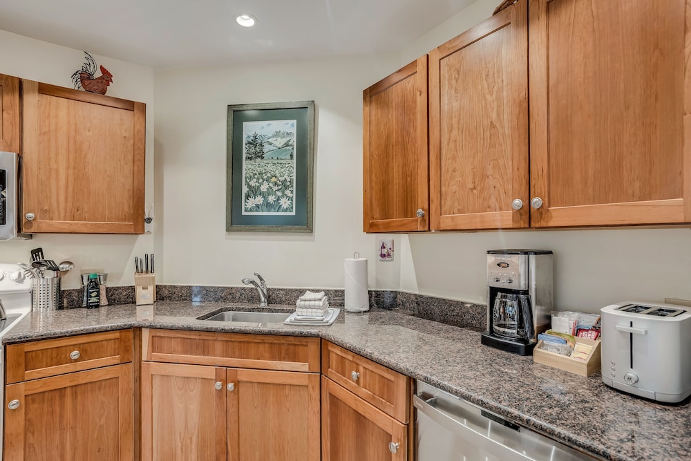 Laurelwood A Destination Residence 6/76