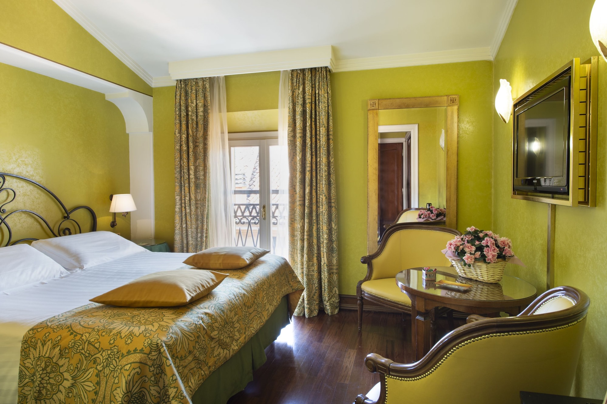 DELUXE, DOUBLE OR TWIN BED