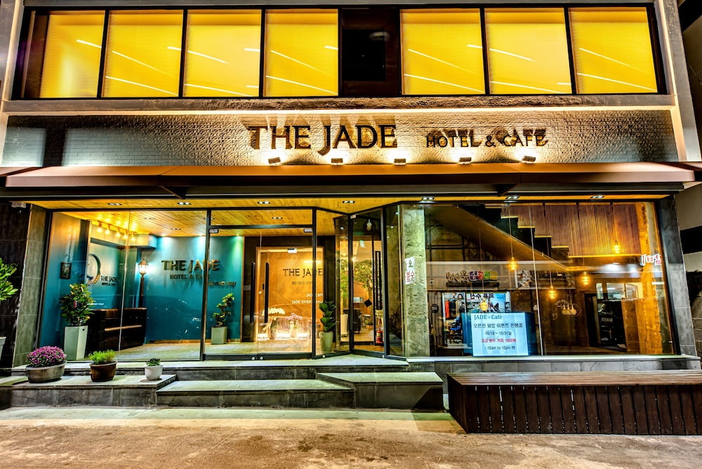 The Jade hotel 2/33