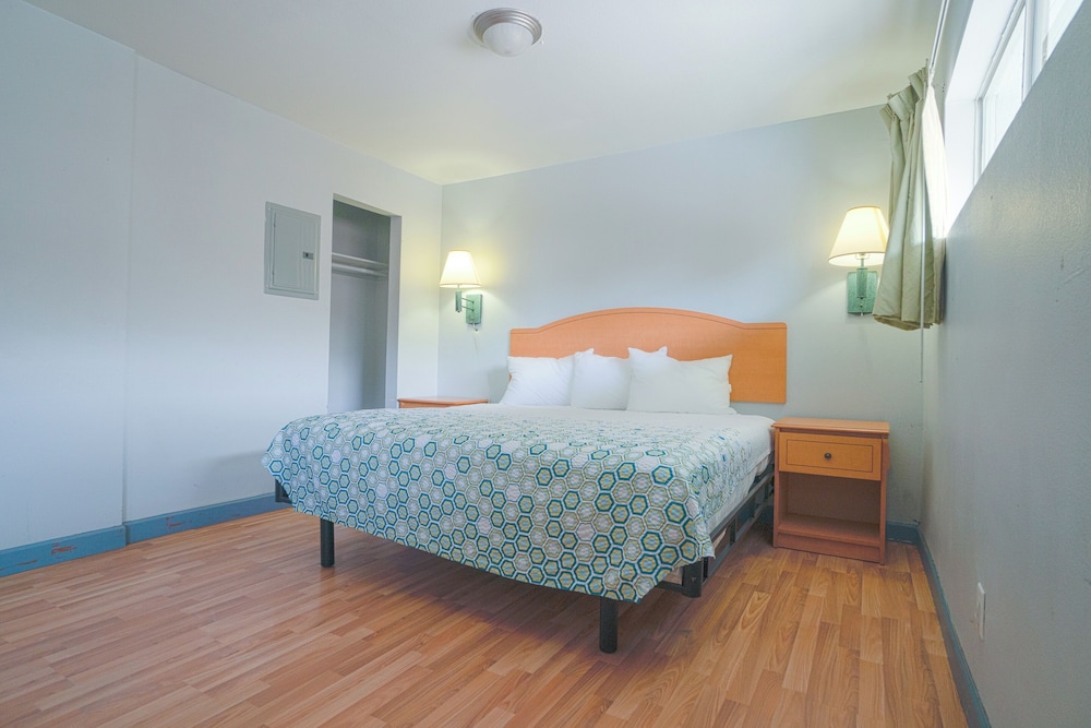 ROOM, KING BED, KITCHENETTE, SMOKING