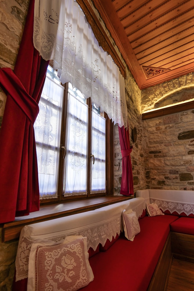 Bineri Hotel Gjirakastra 37/52