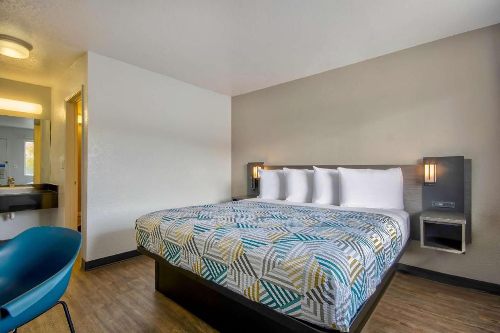 غرفة بسرير كينج لغير المدخنين بمطبخ، Studio6 Albuquerque, NM - Midtown 5/10