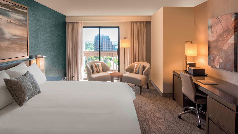 Room, King Bed, Balcony, Club Floor, High Floor