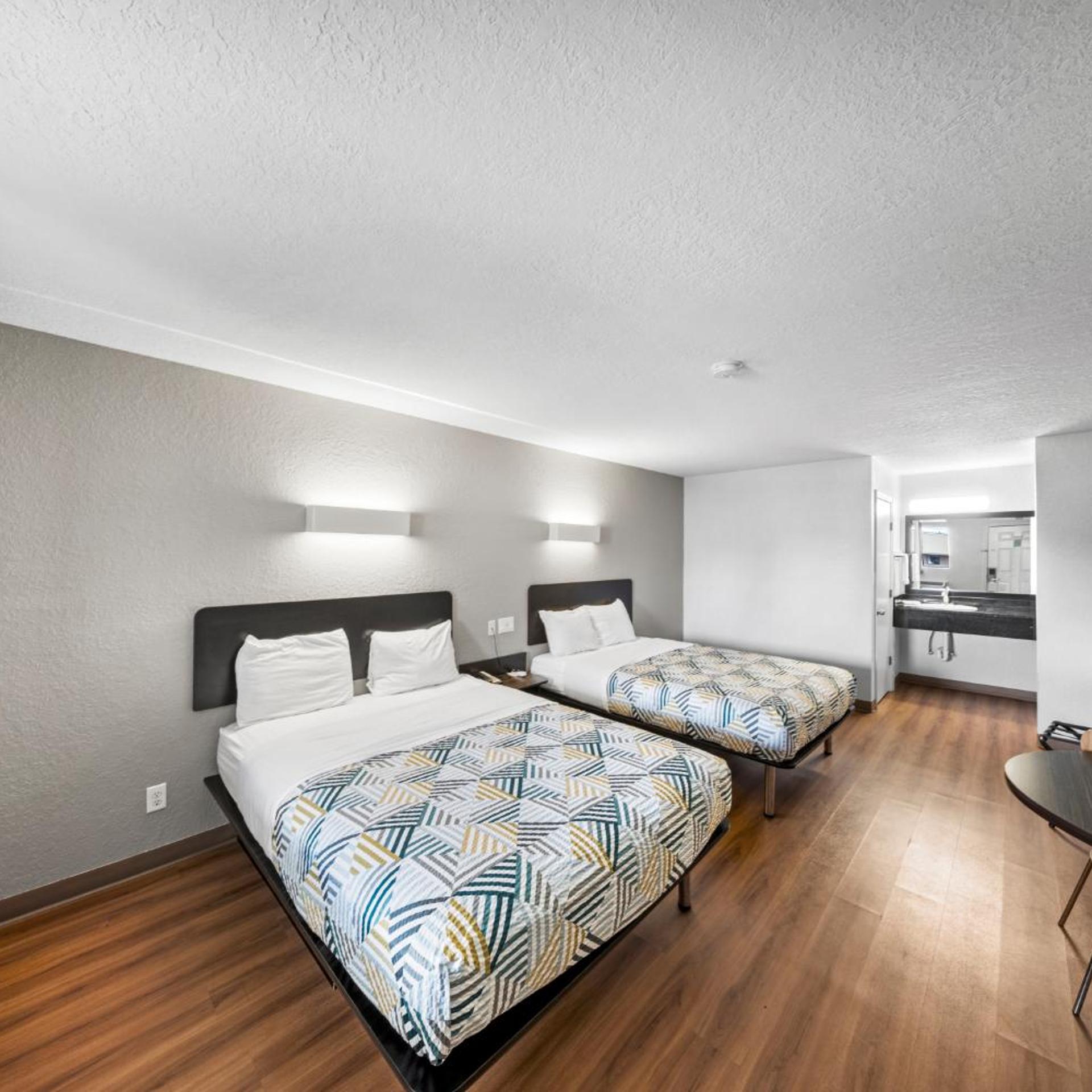 2 Queen Beds - Non-Smoking, Micfridge