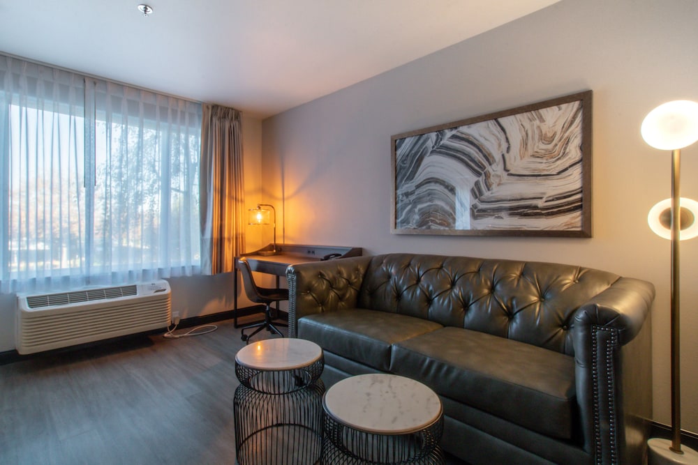 Oxford Suites Chico 35/56