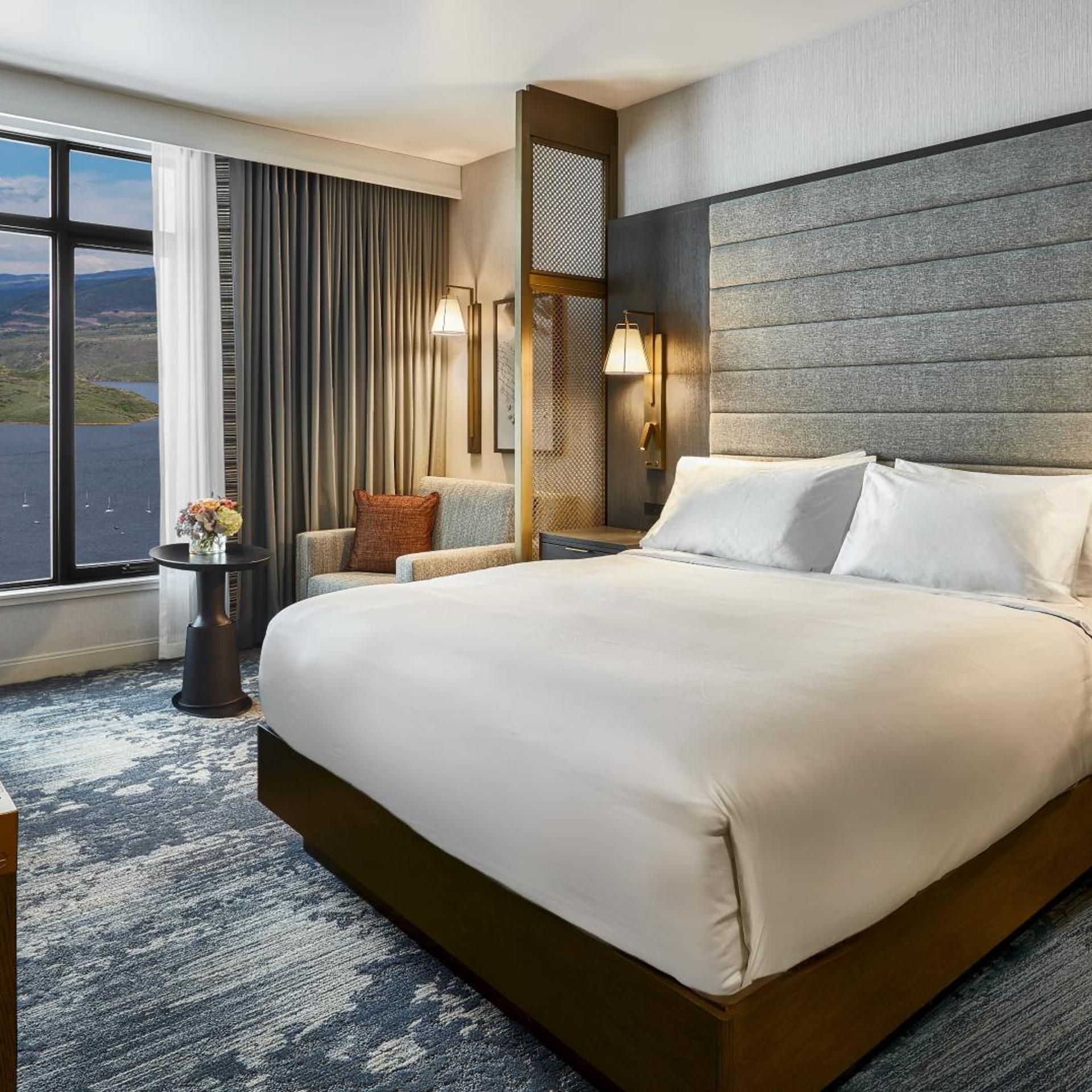 Standard, King Bed, Valley View, Sofa