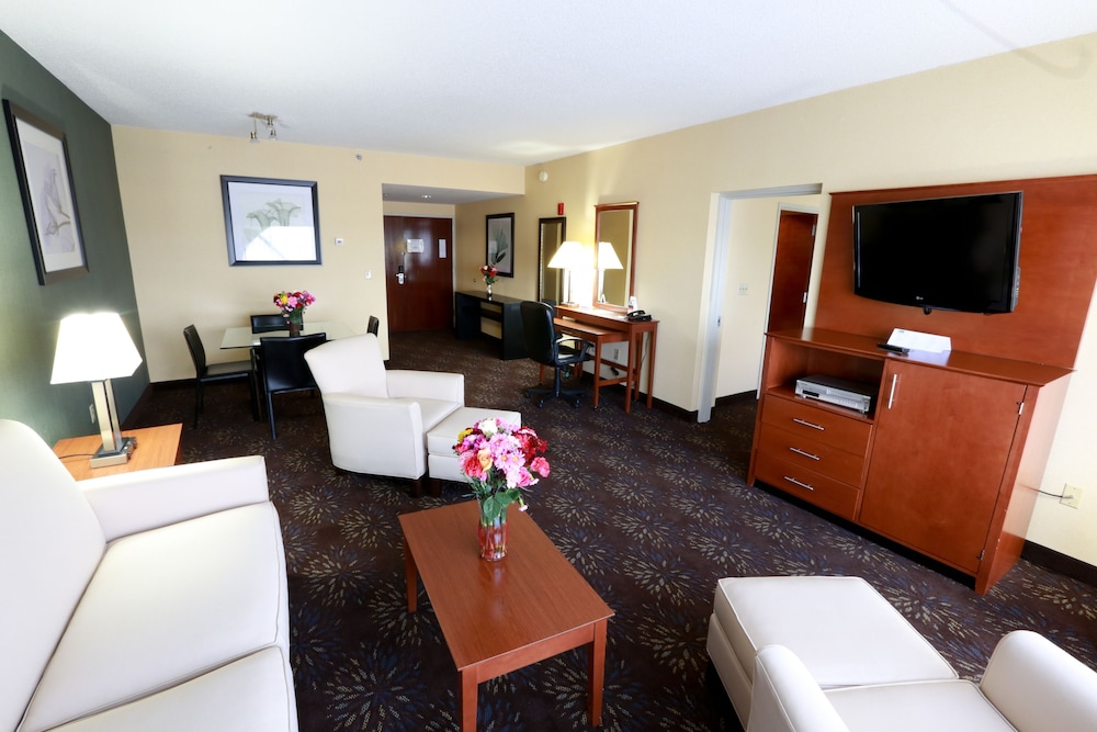 Holiday Inn Express Hotel Suites West Chester 53/76