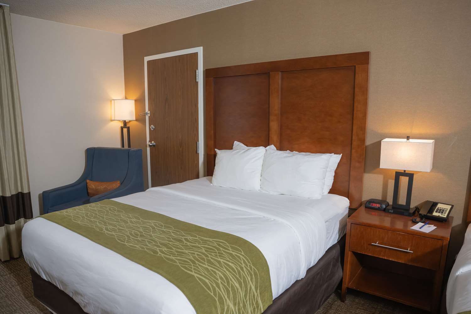 Comfort Inn & Suites Erie - Splash Harbor Indoor Waterpark 15/55