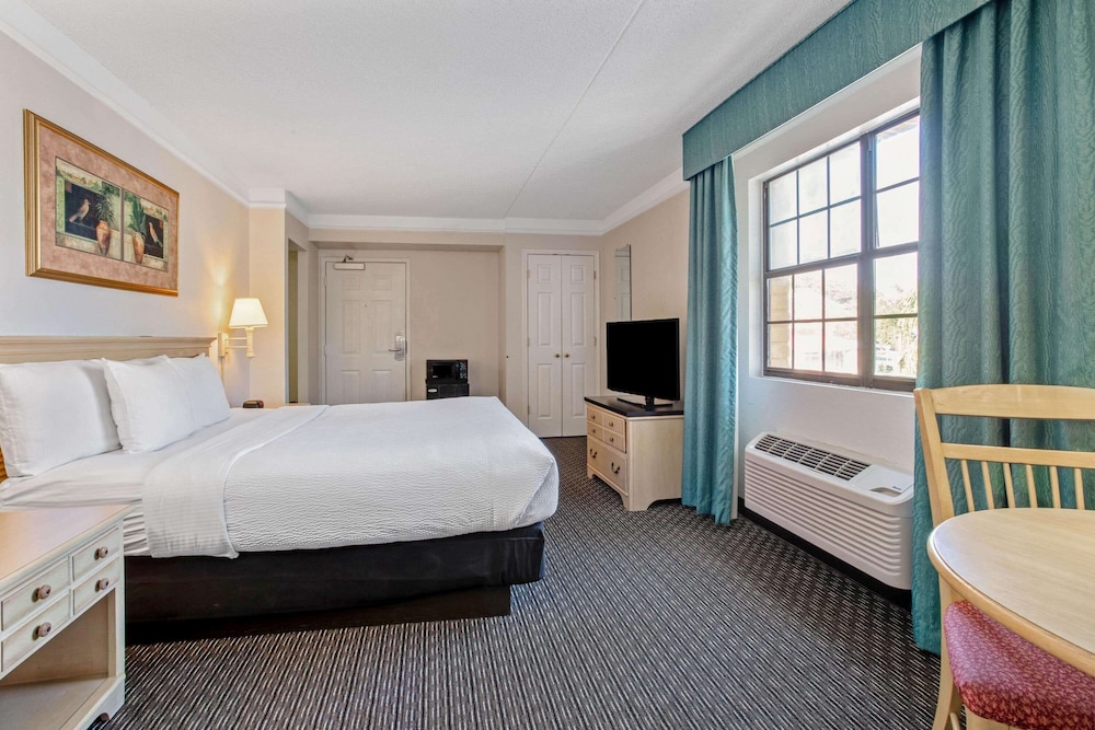 La Quinta Inn by Wyndham Tampa Bay Pinellas Park Clearwater 25/56