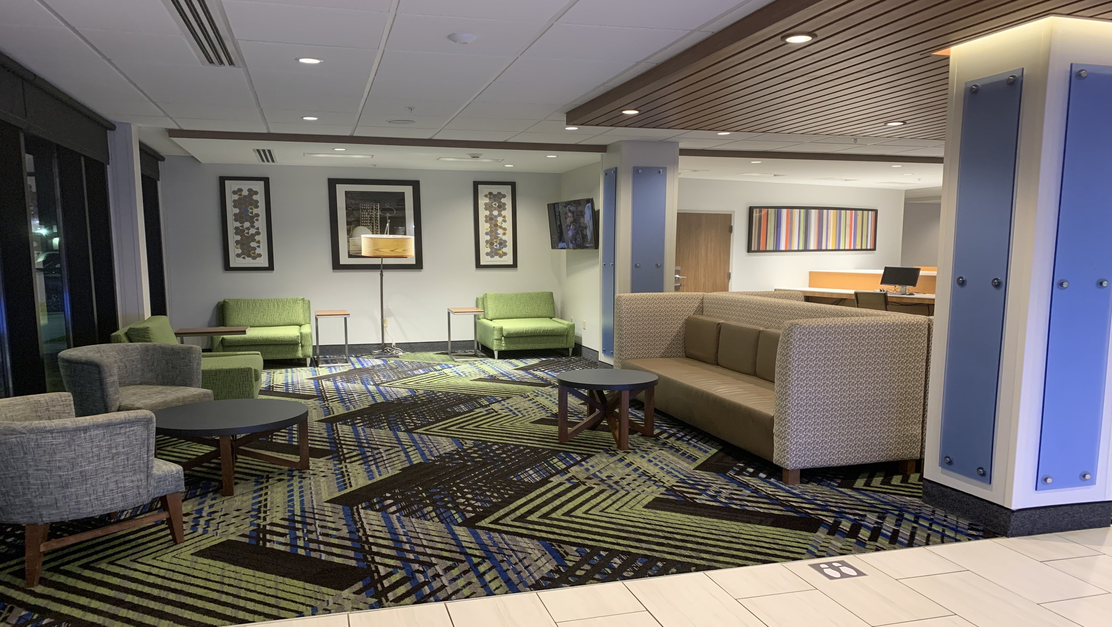 Holiday Inn Express Suites Middletown 24/33