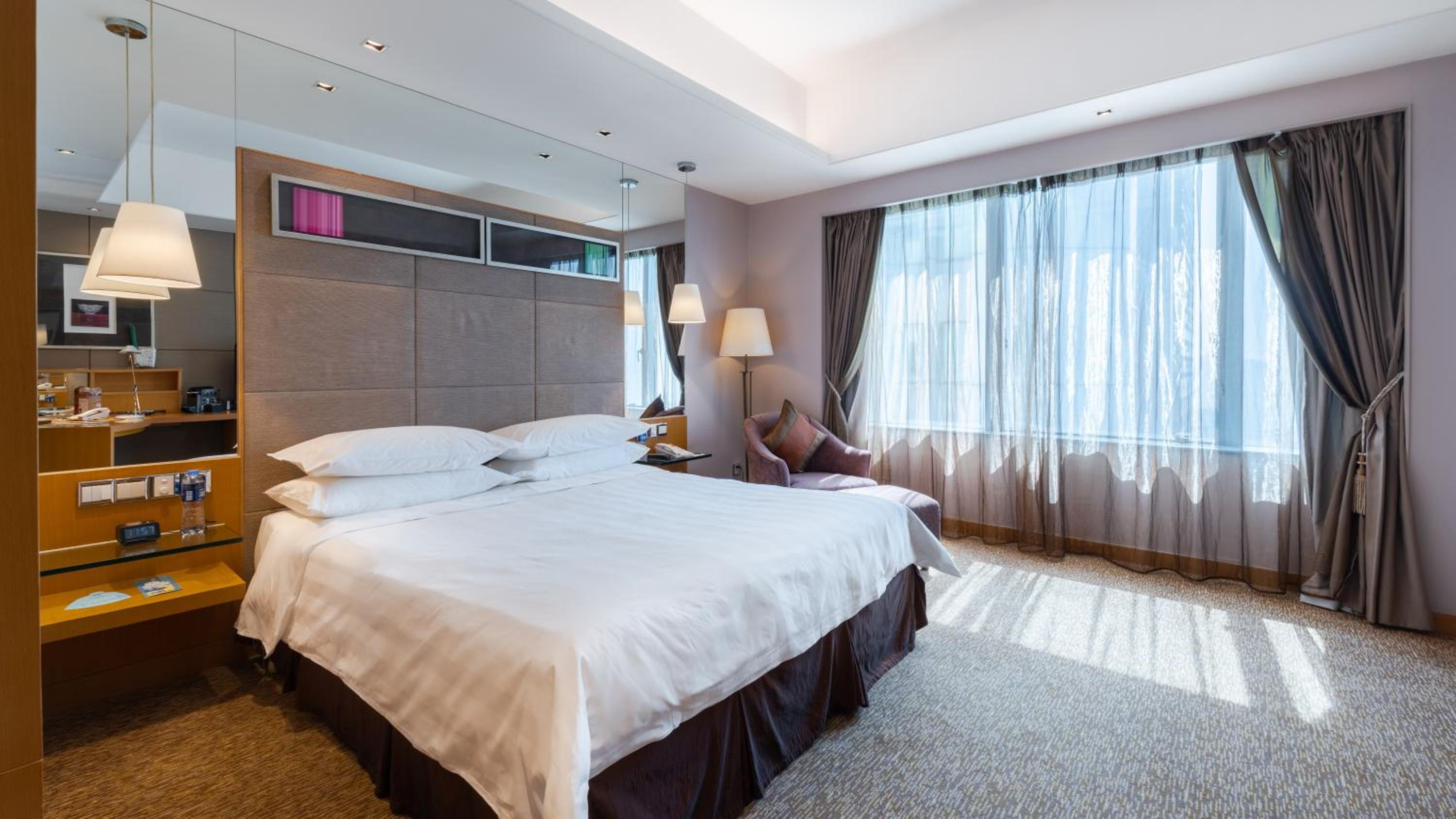 Pacific, Club, King Bed