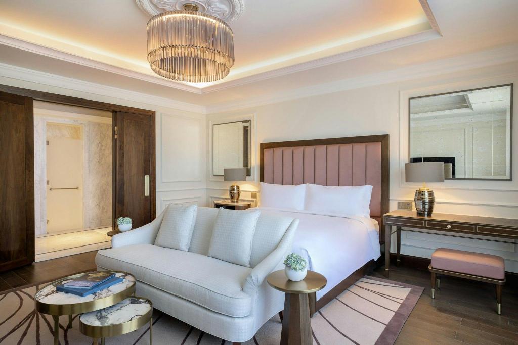 Kingdom, Suite, King Bed, 1 King and 2 Queen Beds, 2 Queen Beds, Skyline View, Terrace